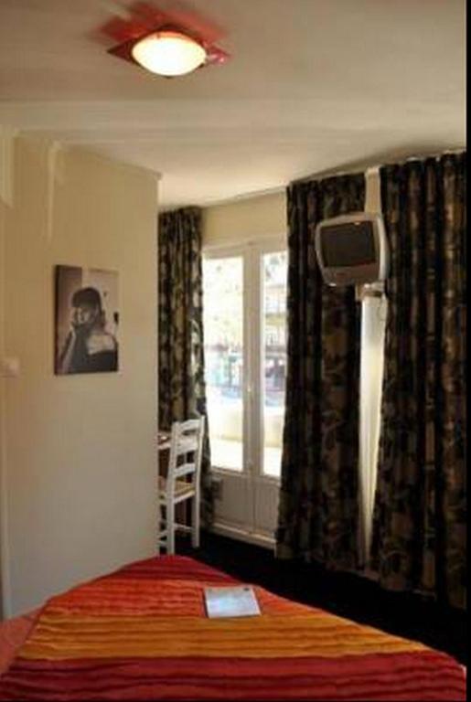 Hotel Du Beffroi Calais Rom bilde